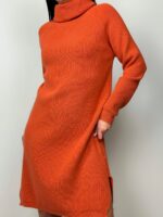 Вязаное платье с высоким воротом
