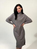 Вязаное платье с высоким воротом