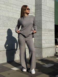 Костюм из вязаного трикотажа