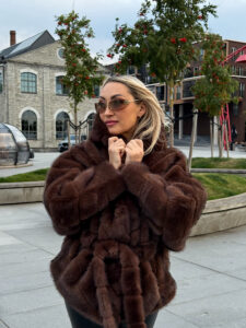 Шуба с капюшоном из эко-меха — изображение 2