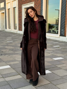 Шуба из эко-меха с капюшоном — изображение 4