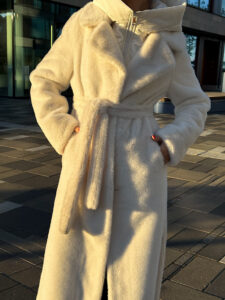 Шуба из эко-меха с капюшоном — изображение 3