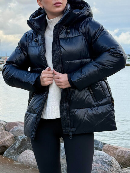 Куртка зимняя с капюшоном