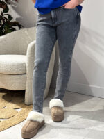 Джинсы пуш-ап на меху женские