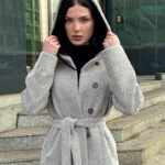 Женское бежевое пальто с капюшёном