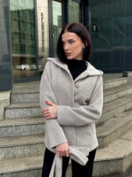 Короткое пальто с капюшоном