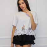 Белая женская футболка с кружевом
