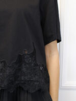 Женская черная футболка тренд сезона