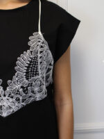 чёрная футболка