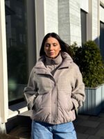 Женский бомбер с карманами