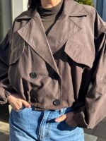 Šokolaaditoonis kaherealise kinnitusega naiste jope