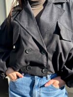 Lühike kaherealise kinnitusega jope