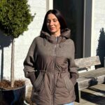 Женская куртка с капюшоном на кулиске