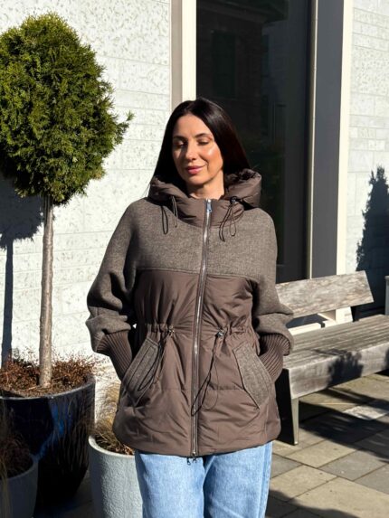 Naiste jope pingutusnööri ja kapuutsiga