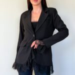 Pikendatud pitsdetailidega pintsak