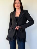 Pikendatud pitsdetailidega pintsak