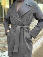 Naiste mantel vööga