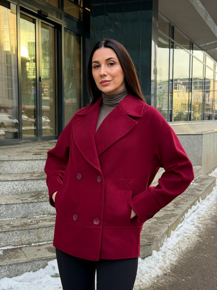 Короткое весеннее женское пальто