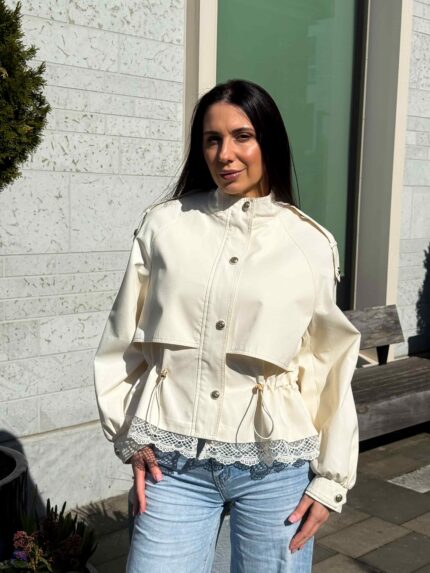 Куртка на кулиске с гипюром светлая