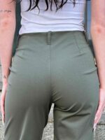 Kehasse lōigatud kitsenevad püksid