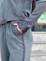 Трикотажный костюм с гипюром и карманами