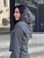 Трикотажный костюм с гипюром серый