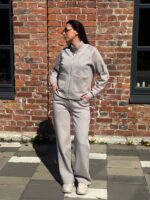 Костюм с накладными карманами из кофты и брюк