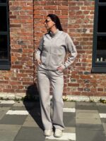 Pealepandud taskutega kostüüm pusast ja pükstest