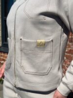 Naiste kostüüm, millel on pealekinnitatud taskud