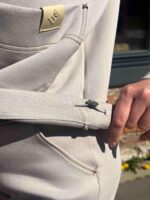 Костюм с накладными карманами и кулиской