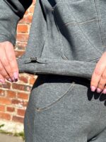 Pealepandud taskute ja reguleeritava pusaga kostüüm