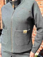 Костюм с накладными карманами по бокам