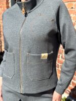 Külgedel asuvate pealepandud taskutega kostüüm