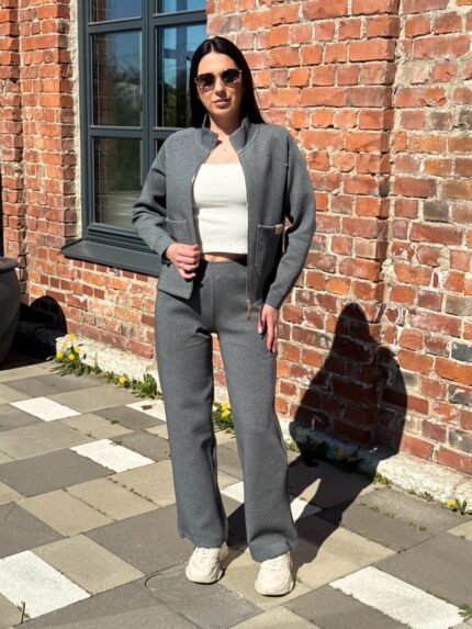 Костюм с накладными карманами и кофтой на молнии