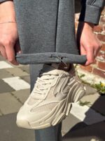 Pealepandud taskute ja reguleeritavate püksisäärtega kostüüm