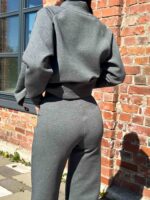 Женский костюм с накладными карманами