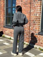 Pealepandud taskute ja dekoratiivse õmblusega kostüüm