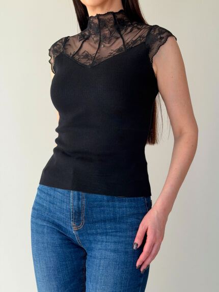 Топ с ажурной горловиной черный