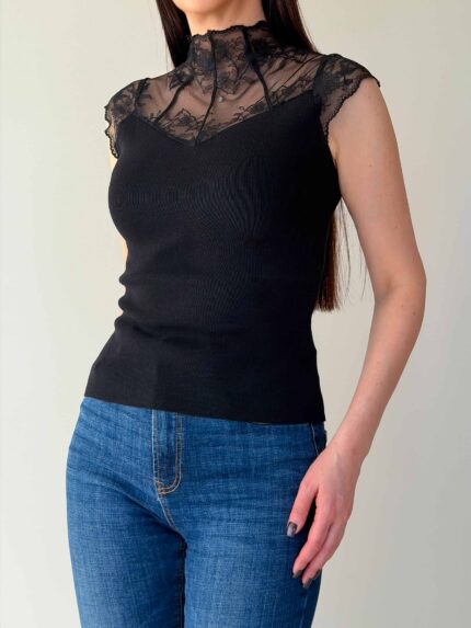 Топ с ажурной горловиной черный