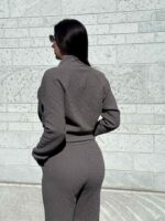 Женский костюм с карманами из текстурной ткани