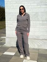 Костюм с кофтой на молнии из текстурной ткани