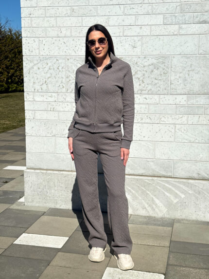 Костюм с кофтой на молнии из текстурной ткани