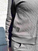 Костюм из текстурной ткани с карманами