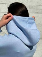 Kapuutsiga ja logoga kostüüm