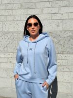 Logoga ja kapuutsiga kostüüm