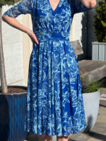 Keskmise pikkusega lillemustriga kleit