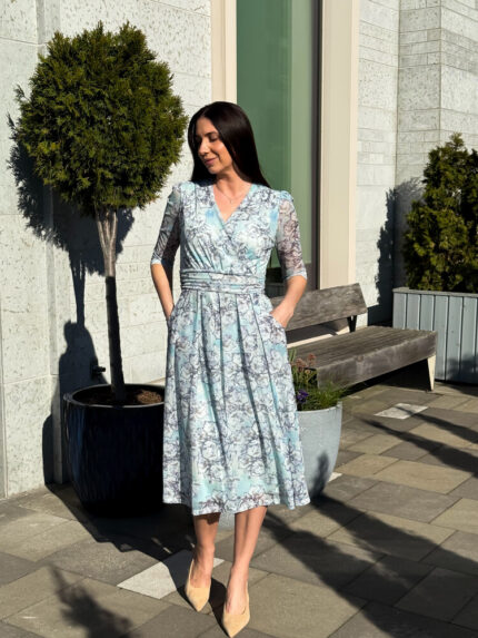 Taljes istuv mustriga kleit