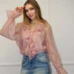 Женская блузка с воланами по вырезу