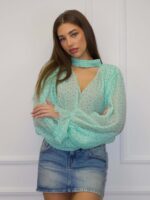 V-kaelusega täpiline pluus