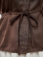 Женская блузка с пояском на талии